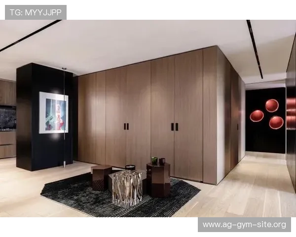 百家le携手知名设计师推出限量版系列，创新融合传统与现代元素引发市场热议